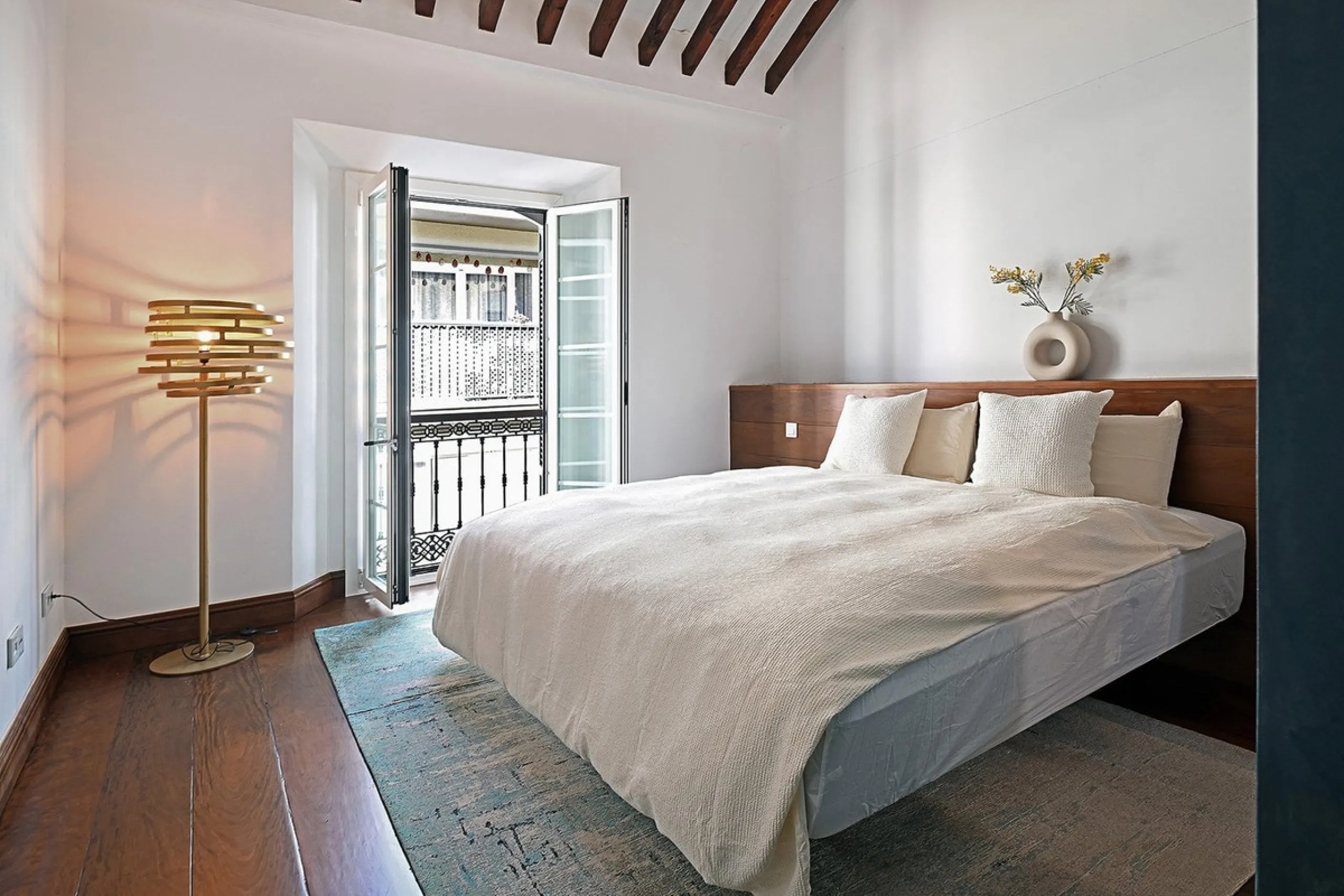 In the heart of Málaga's historic center, this absolutely exceptional property is located. The building, constructed in 1900, was rehabilitated by a renowned Spanish architect, respecting its original essence while incorporating high-quality finishes and 