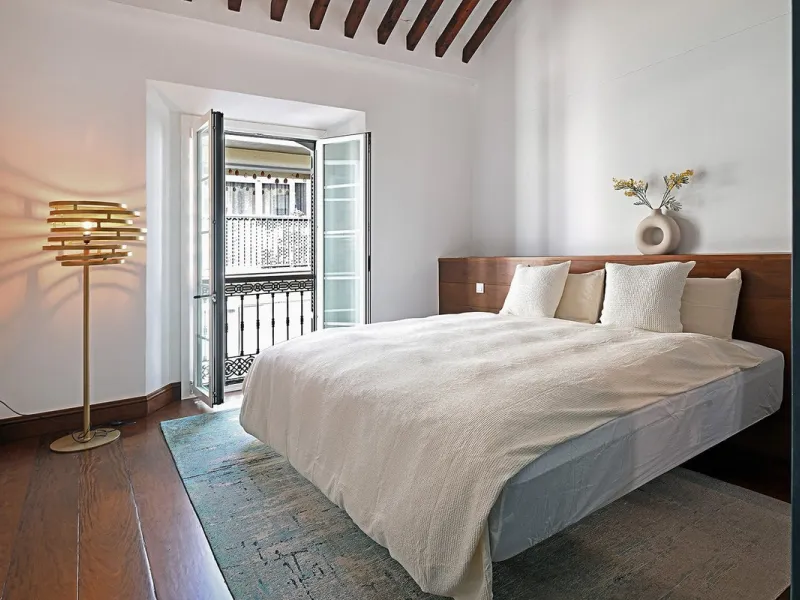 In the heart of Málaga's historic center, this absolutely exceptional property is located. The building, constructed in 1900, was rehabilitated by a renowned Spanish architect, respecting its original essence while incorporating high-quality finishes and 