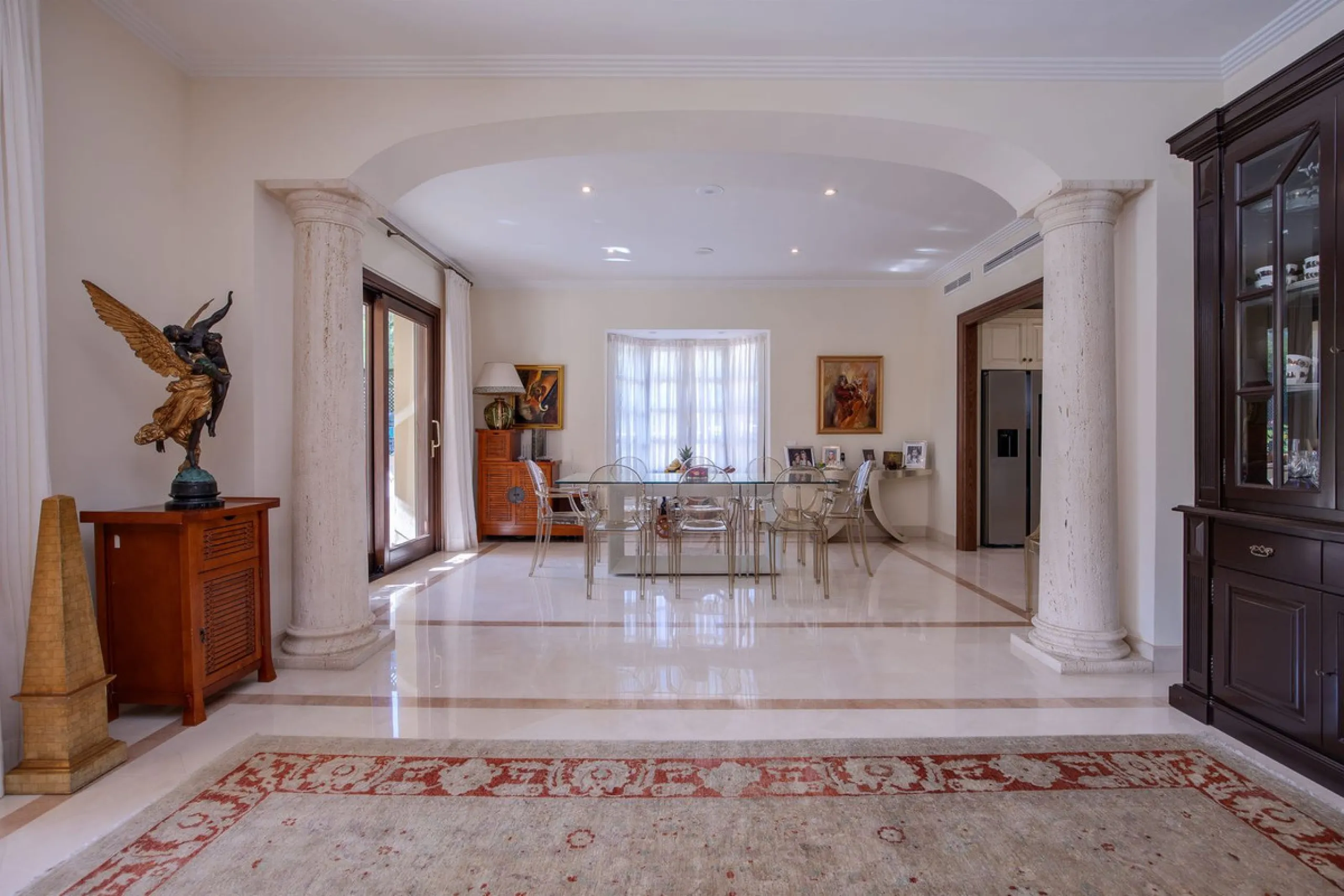 The transition from an apartment to a house, or from a bustling city to a residential area, is something many of us have experienced at some point in our lives. You might be one of these individuals, or perhaps you're coming from another home near a golf 