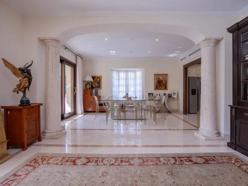 The transition from an apartment to a house, or from a bustling city to a residential area, is something many of us have experienced at some point in our lives. You might be one of these individuals, or perhaps you're coming from another home near a golf 