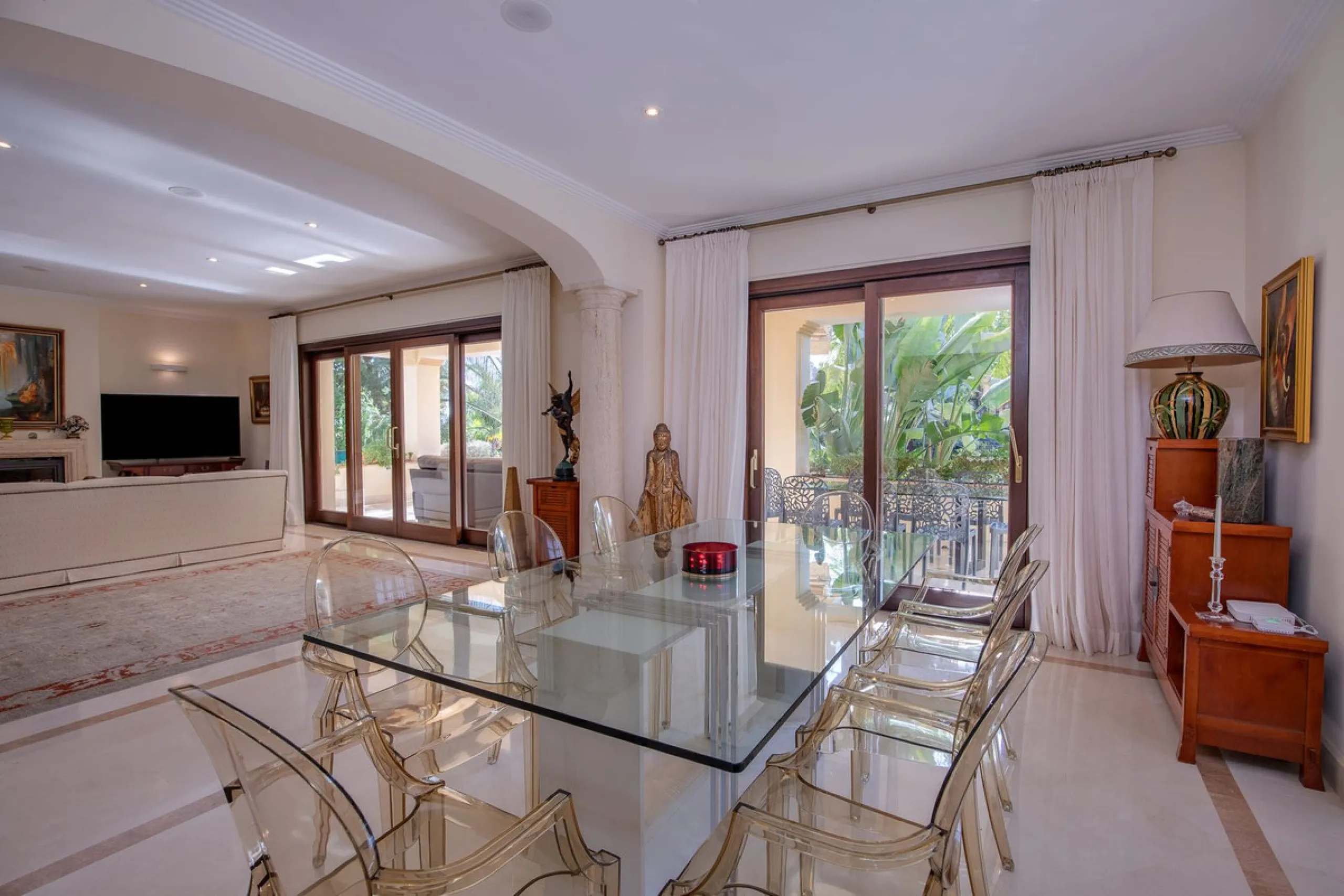 The transition from an apartment to a house, or from a bustling city to a residential area, is something many of us have experienced at some point in our lives. You might be one of these individuals, or perhaps you're coming from another home near a golf 