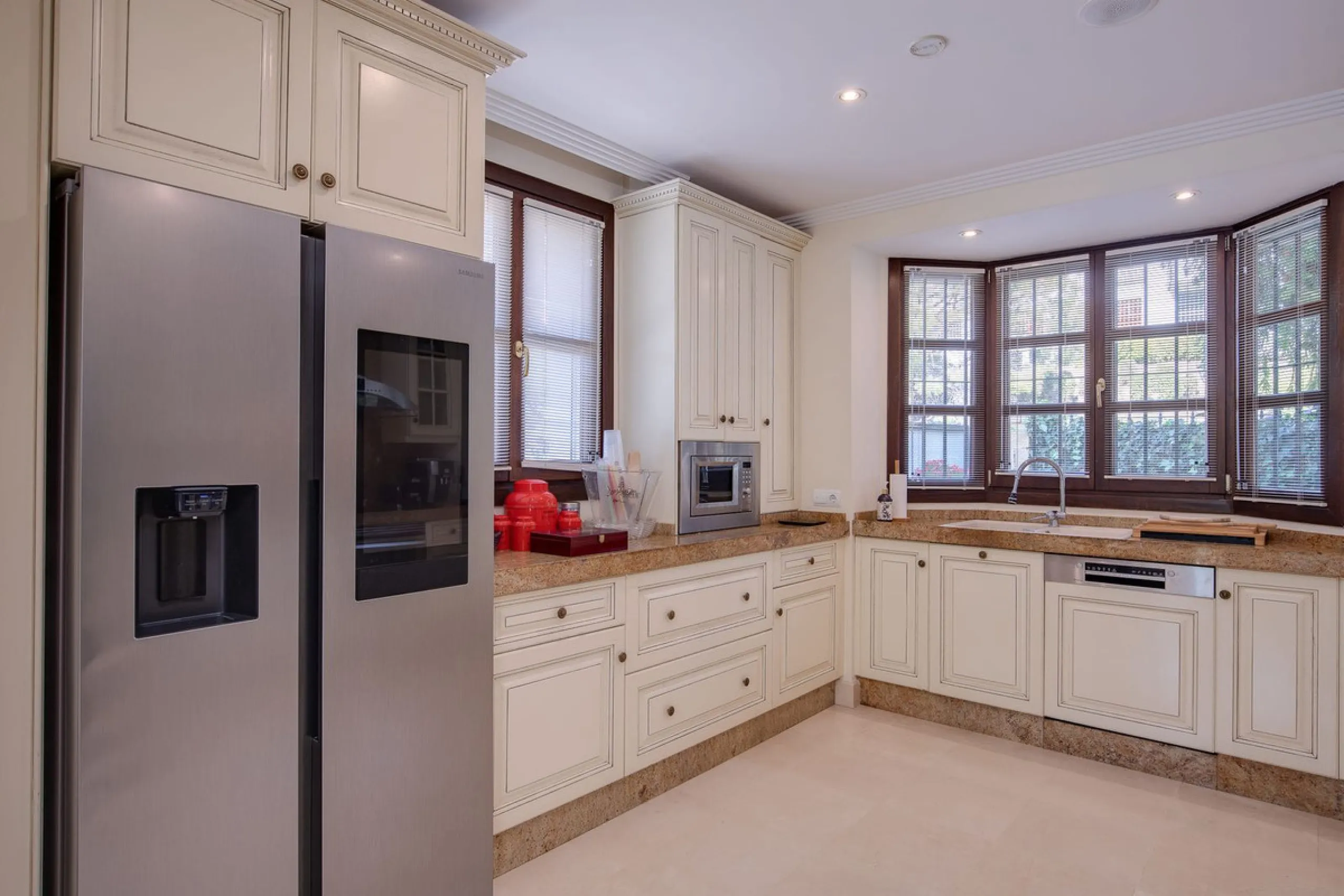 The transition from an apartment to a house, or from a bustling city to a residential area, is something many of us have experienced at some point in our lives. You might be one of these individuals, or perhaps you're coming from another home near a golf 