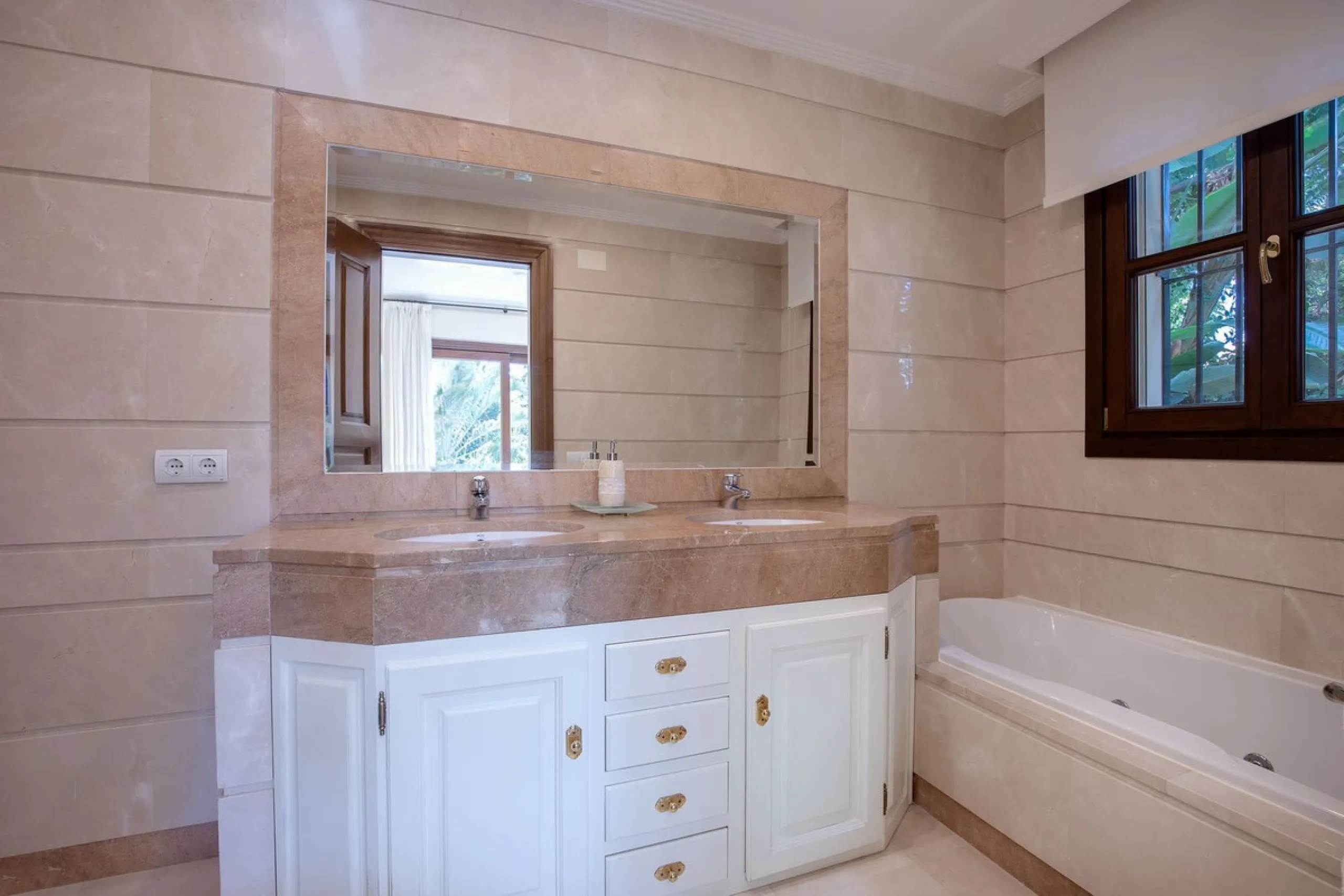 The transition from an apartment to a house, or from a bustling city to a residential area, is something many of us have experienced at some point in our lives. You might be one of these individuals, or perhaps you're coming from another home near a golf 