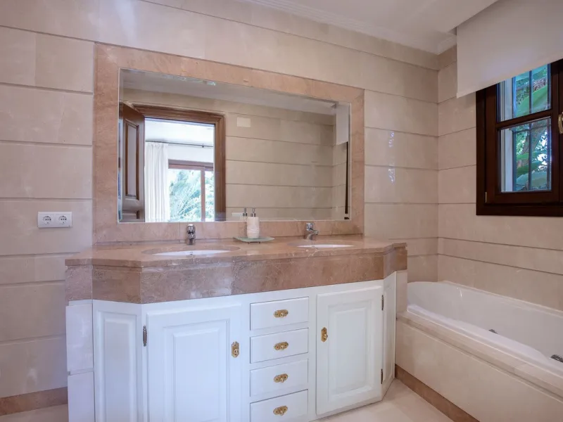 The transition from an apartment to a house, or from a bustling city to a residential area, is something many of us have experienced at some point in our lives. You might be one of these individuals, or perhaps you're coming from another home near a golf 