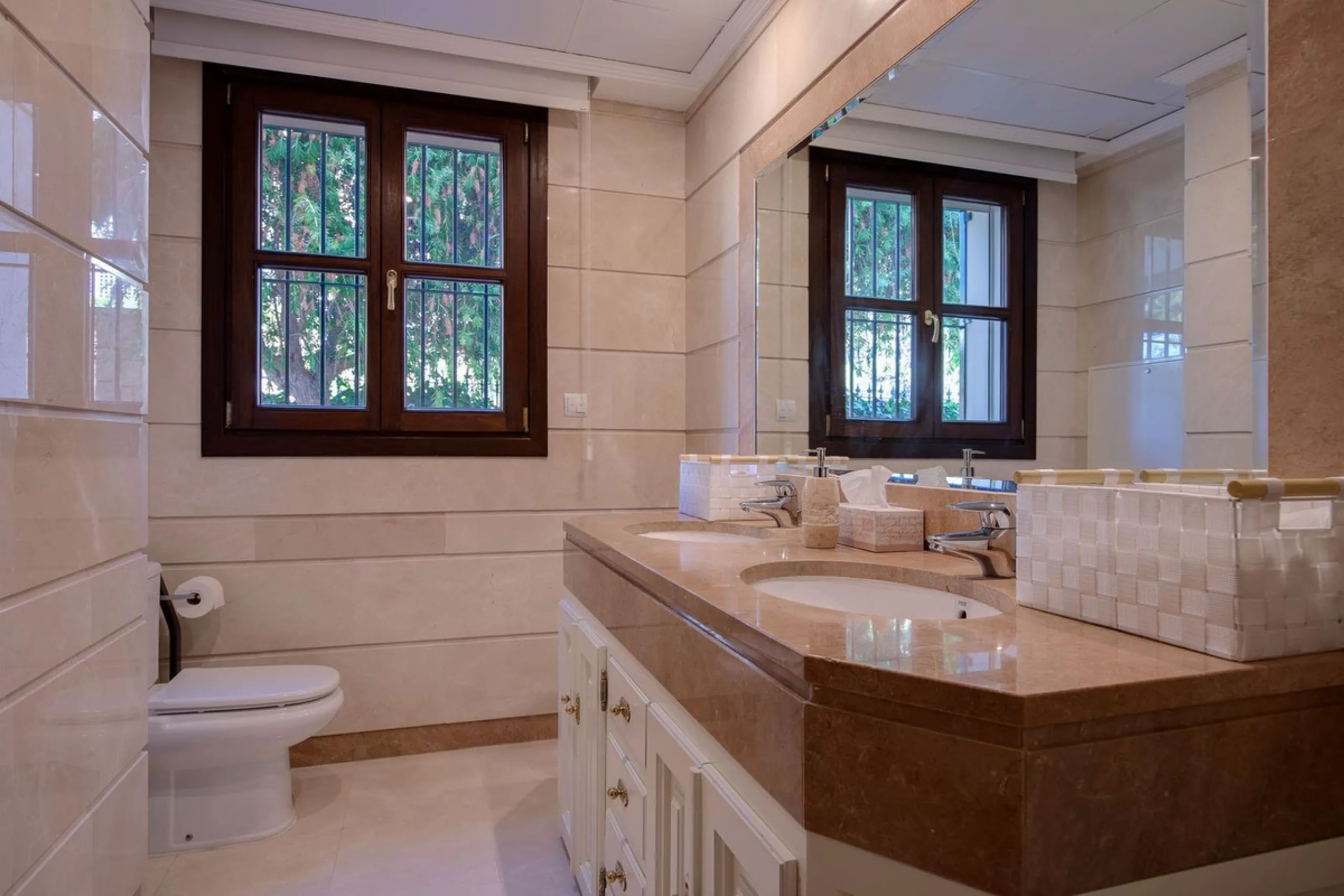 The transition from an apartment to a house, or from a bustling city to a residential area, is something many of us have experienced at some point in our lives. You might be one of these individuals, or perhaps you're coming from another home near a golf 