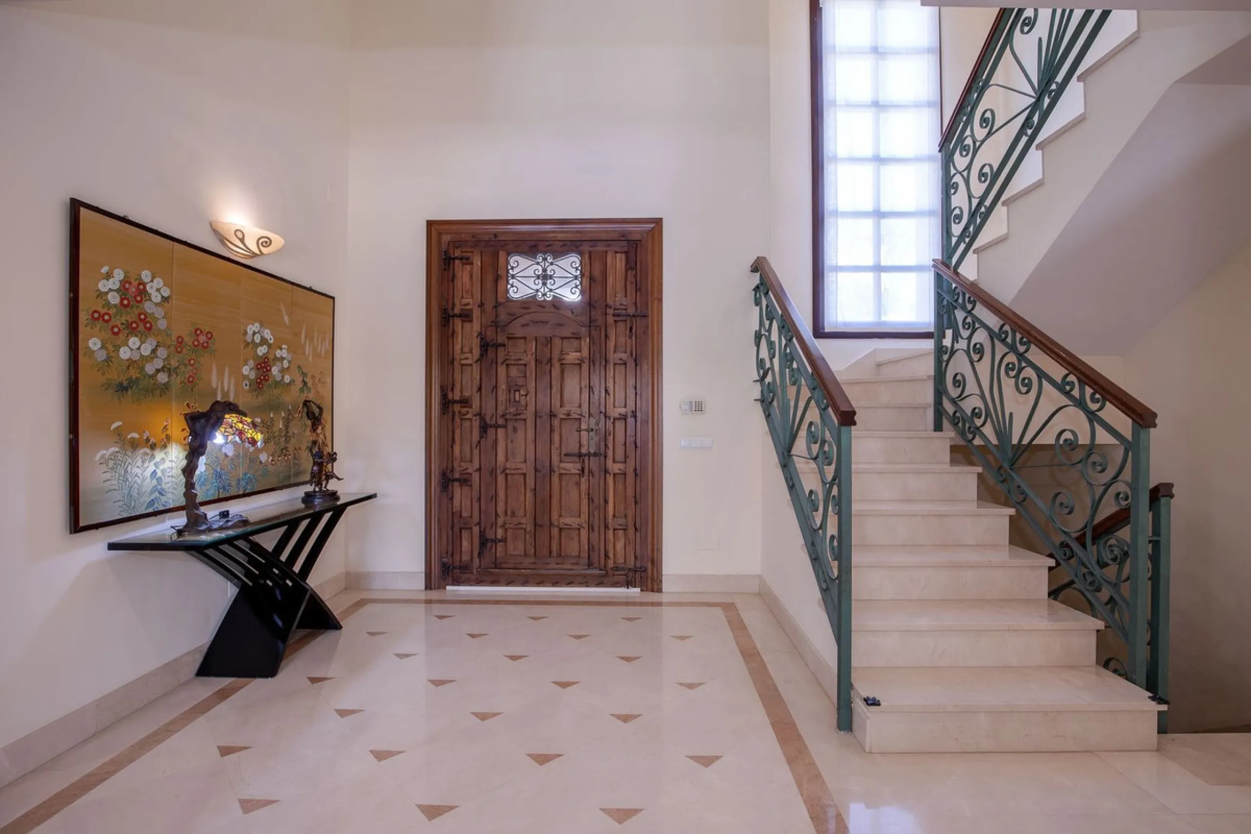 The transition from an apartment to a house, or from a bustling city to a residential area, is something many of us have experienced at some point in our lives. You might be one of these individuals, or perhaps you're coming from another home near a golf 
