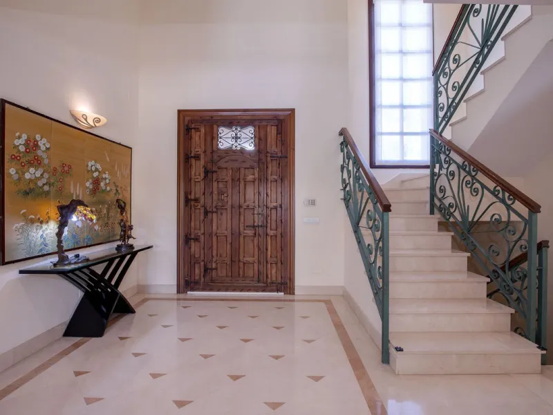 The transition from an apartment to a house, or from a bustling city to a residential area, is something many of us have experienced at some point in our lives. You might be one of these individuals, or perhaps you're coming from another home near a golf 