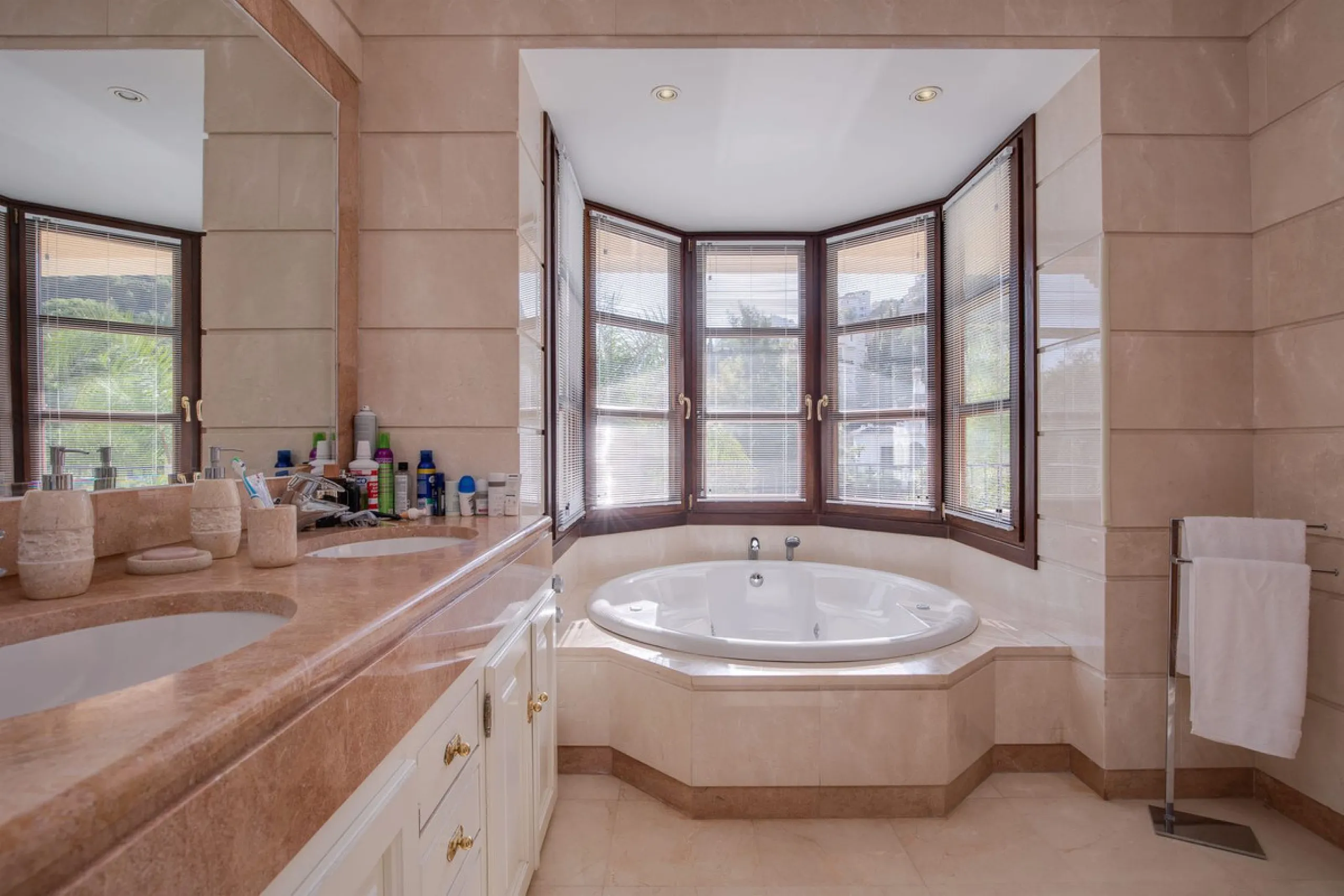 The transition from an apartment to a house, or from a bustling city to a residential area, is something many of us have experienced at some point in our lives. You might be one of these individuals, or perhaps you're coming from another home near a golf 