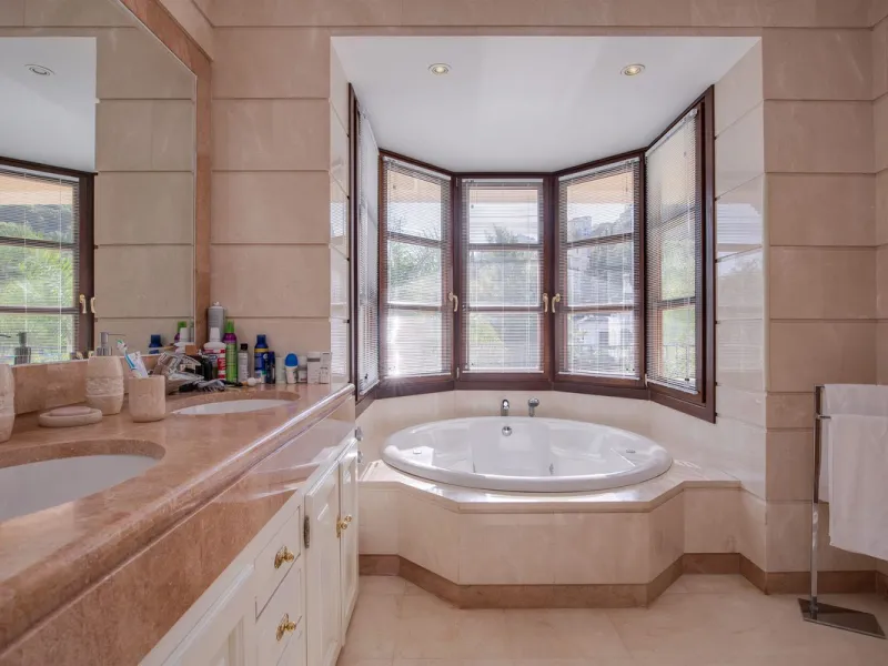 The transition from an apartment to a house, or from a bustling city to a residential area, is something many of us have experienced at some point in our lives. You might be one of these individuals, or perhaps you're coming from another home near a golf 