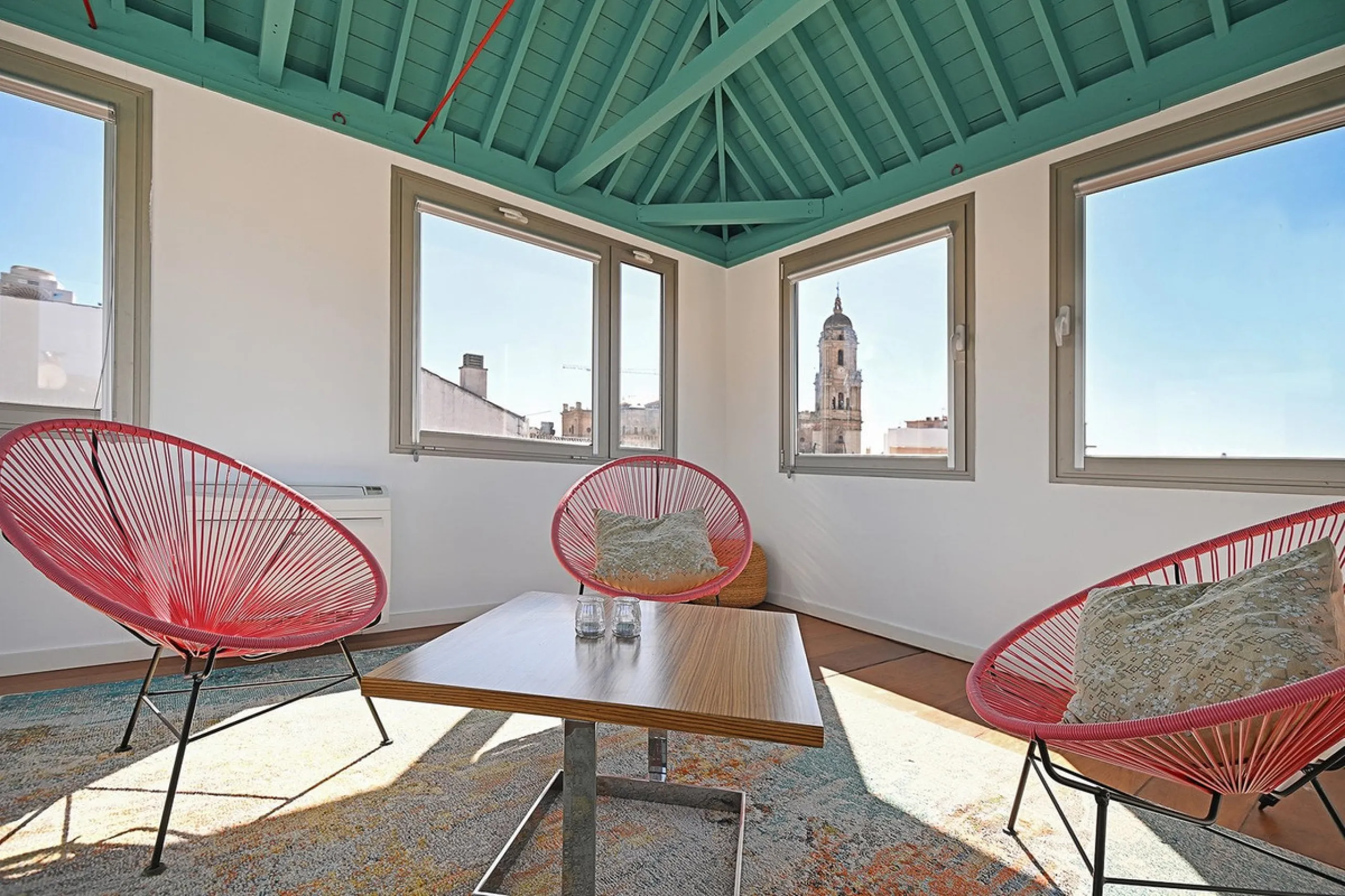 In the heart of Málaga's historic center, this absolutely exceptional property is located. The building, constructed in 1900, was rehabilitated by a renowned Spanish architect, respecting its original essence while incorporating high-quality finishes and 