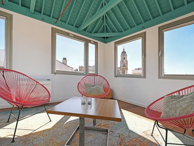 In the heart of Málaga's historic center, this absolutely exceptional property is located. The building, constructed in 1900, was rehabilitated by a renowned Spanish architect, respecting its original essence while incorporating high-quality finishes and 