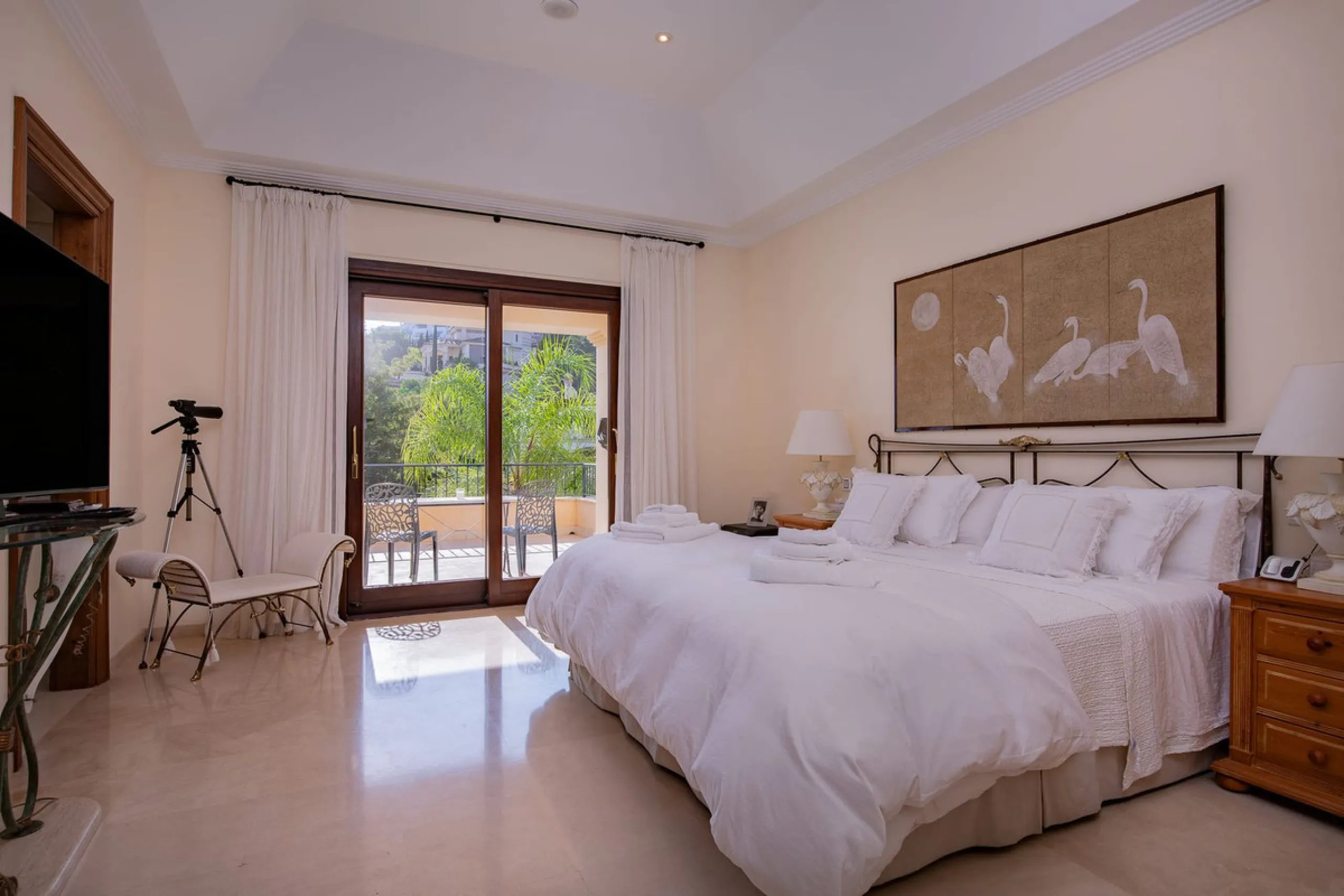 The transition from an apartment to a house, or from a bustling city to a residential area, is something many of us have experienced at some point in our lives. You might be one of these individuals, or perhaps you're coming from another home near a golf 