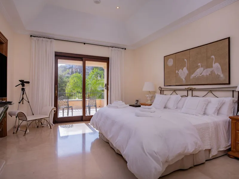 The transition from an apartment to a house, or from a bustling city to a residential area, is something many of us have experienced at some point in our lives. You might be one of these individuals, or perhaps you're coming from another home near a golf 