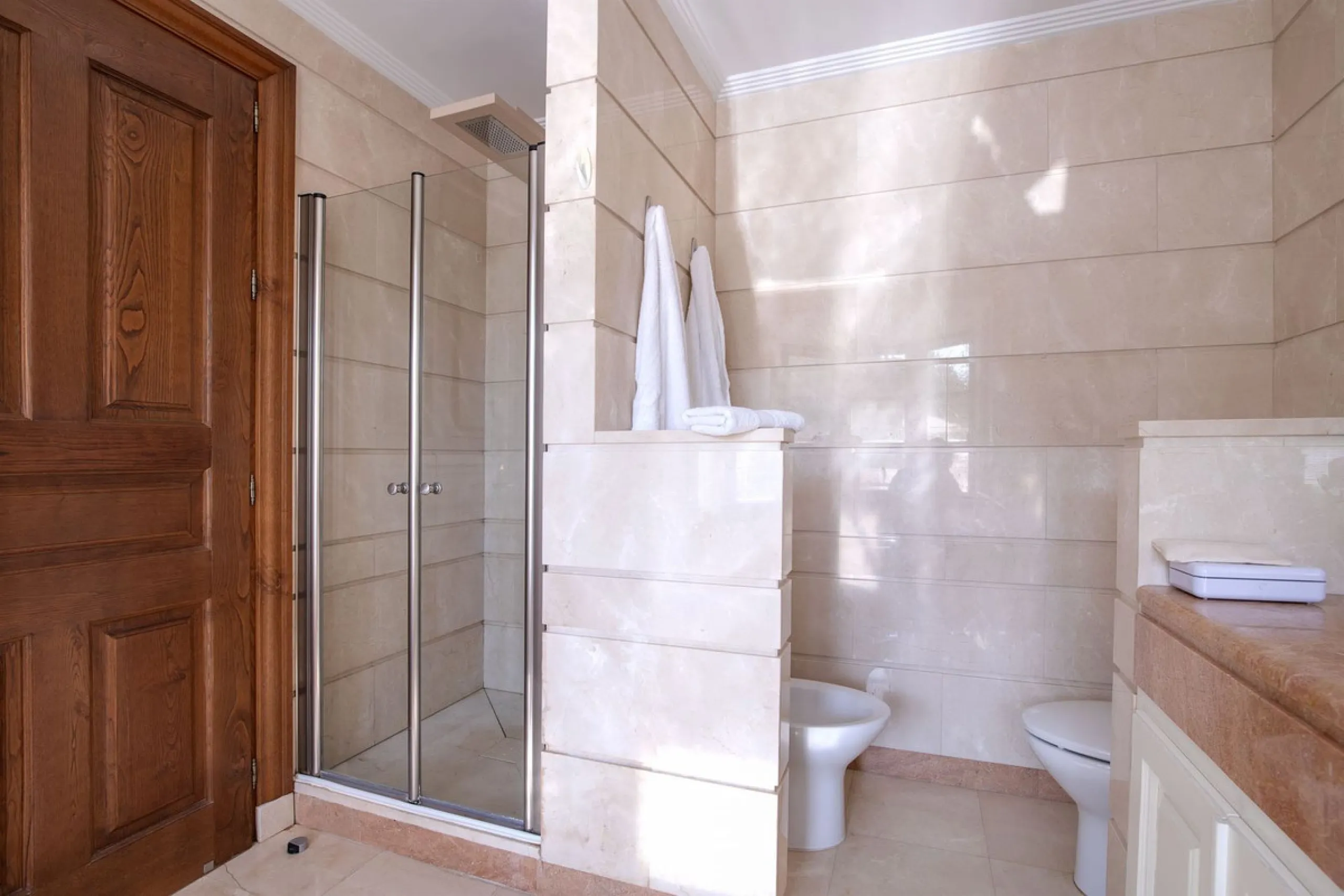 The transition from an apartment to a house, or from a bustling city to a residential area, is something many of us have experienced at some point in our lives. You might be one of these individuals, or perhaps you're coming from another home near a golf 
