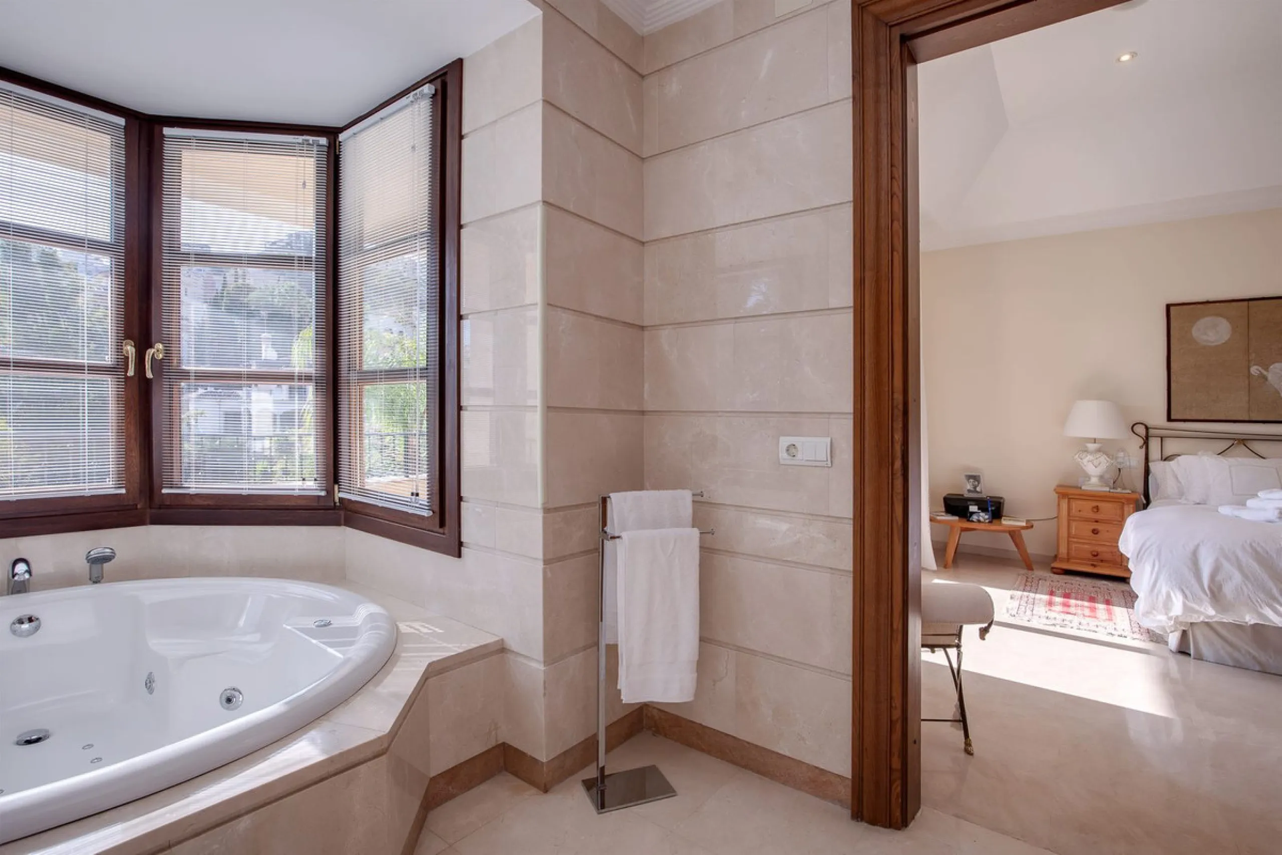 The transition from an apartment to a house, or from a bustling city to a residential area, is something many of us have experienced at some point in our lives. You might be one of these individuals, or perhaps you're coming from another home near a golf 