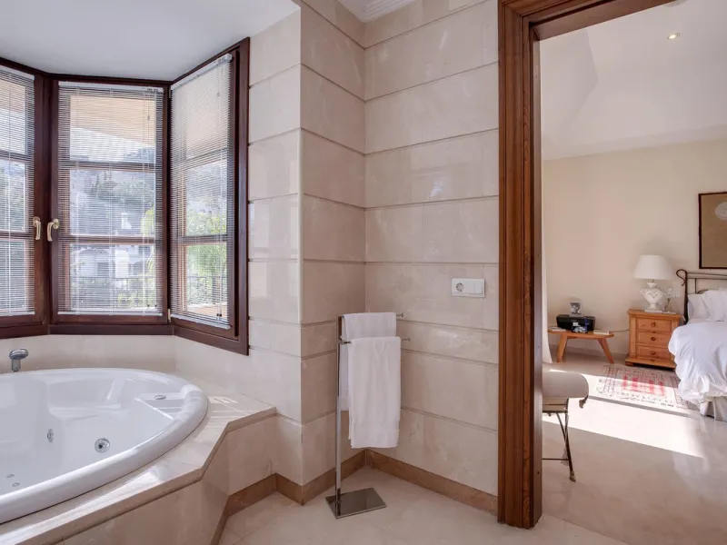 The transition from an apartment to a house, or from a bustling city to a residential area, is something many of us have experienced at some point in our lives. You might be one of these individuals, or perhaps you're coming from another home near a golf 