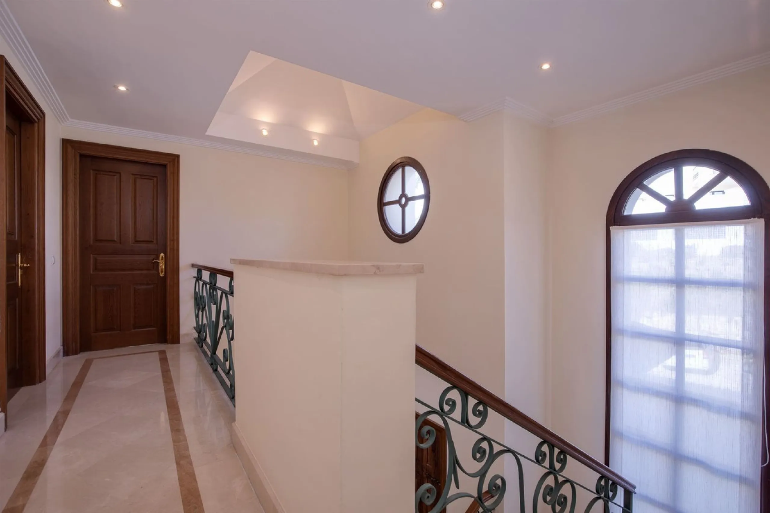 The transition from an apartment to a house, or from a bustling city to a residential area, is something many of us have experienced at some point in our lives. You might be one of these individuals, or perhaps you're coming from another home near a golf 