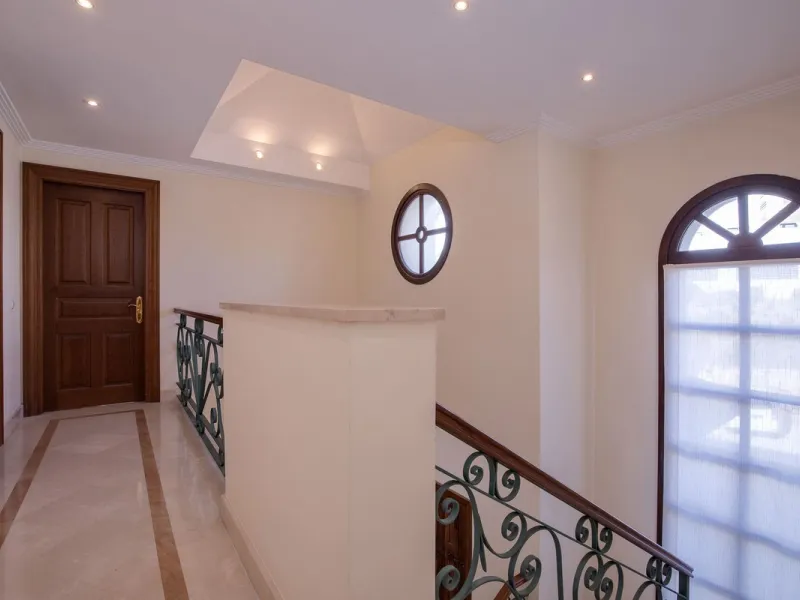 The transition from an apartment to a house, or from a bustling city to a residential area, is something many of us have experienced at some point in our lives. You might be one of these individuals, or perhaps you're coming from another home near a golf 