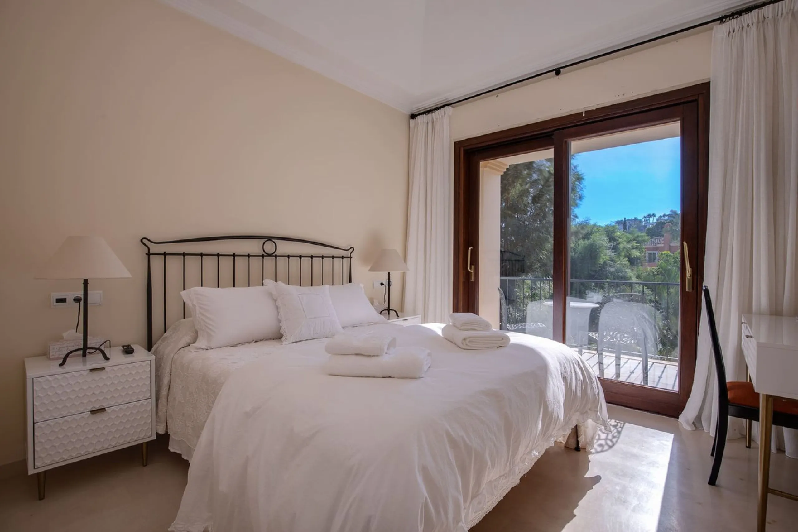 The transition from an apartment to a house, or from a bustling city to a residential area, is something many of us have experienced at some point in our lives. You might be one of these individuals, or perhaps you're coming from another home near a golf 
