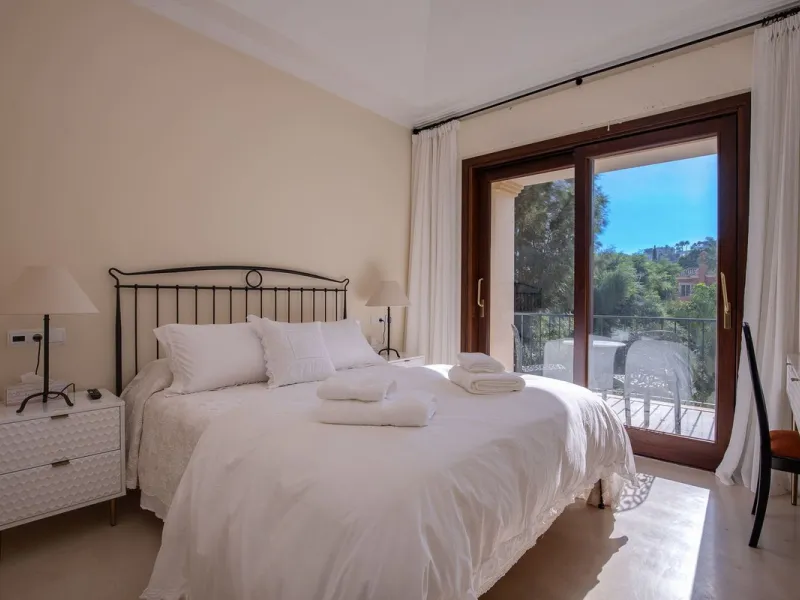 The transition from an apartment to a house, or from a bustling city to a residential area, is something many of us have experienced at some point in our lives. You might be one of these individuals, or perhaps you're coming from another home near a golf 