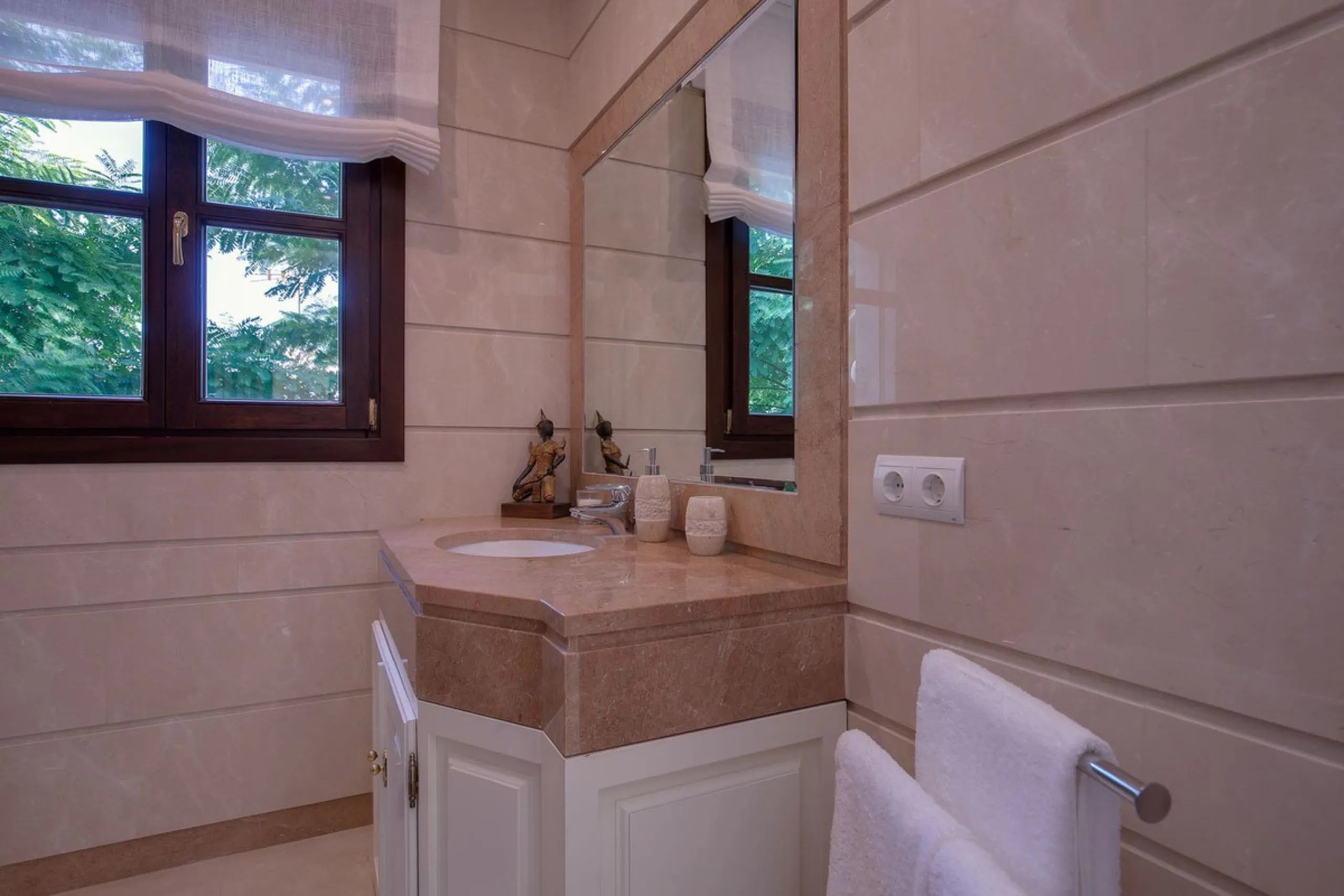 The transition from an apartment to a house, or from a bustling city to a residential area, is something many of us have experienced at some point in our lives. You might be one of these individuals, or perhaps you're coming from another home near a golf 