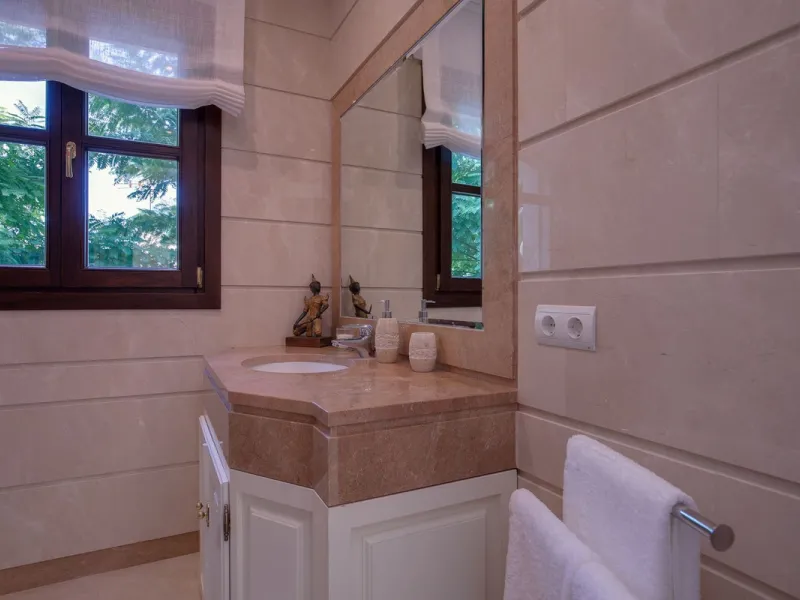 The transition from an apartment to a house, or from a bustling city to a residential area, is something many of us have experienced at some point in our lives. You might be one of these individuals, or perhaps you're coming from another home near a golf 