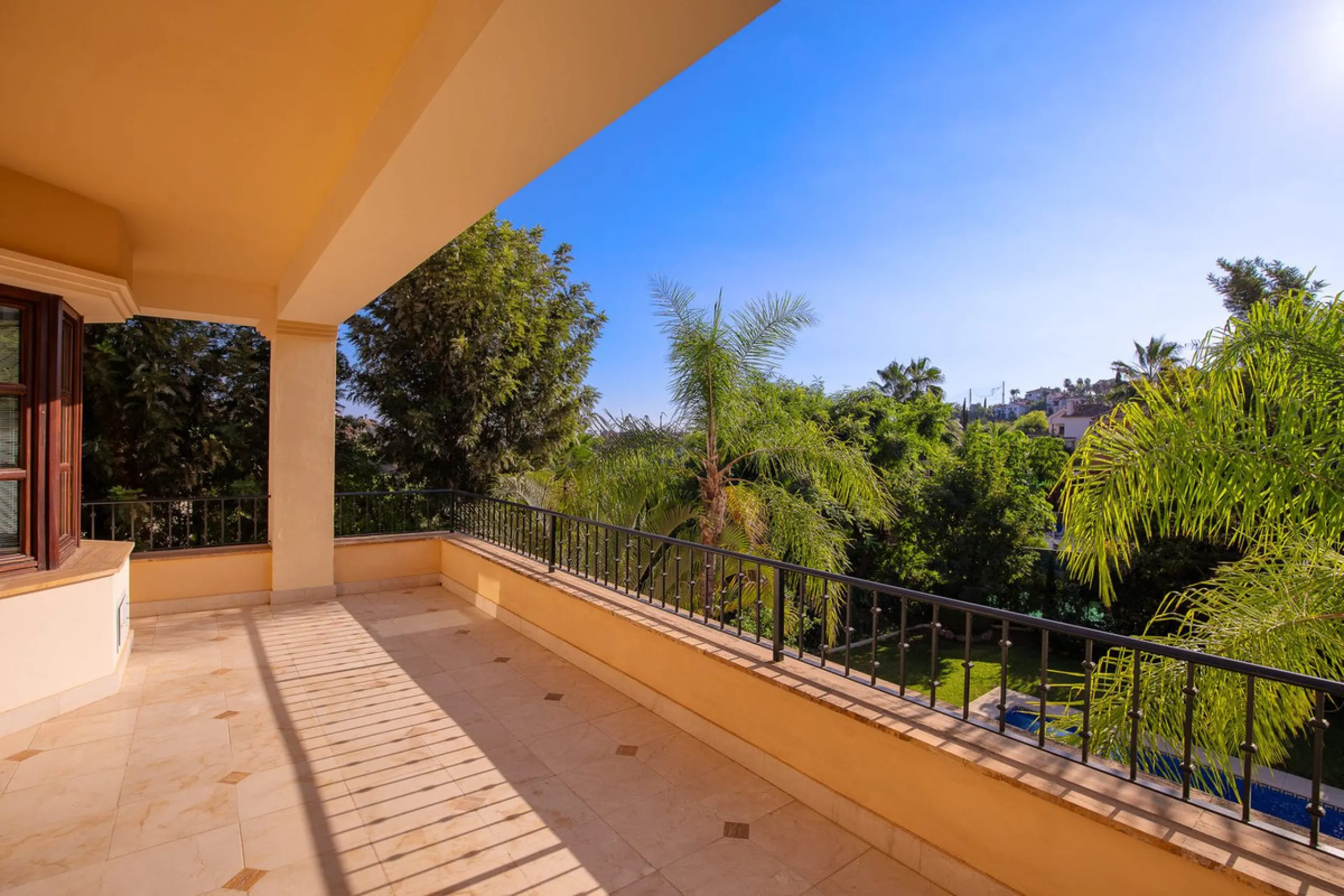 The transition from an apartment to a house, or from a bustling city to a residential area, is something many of us have experienced at some point in our lives. You might be one of these individuals, or perhaps you're coming from another home near a golf 