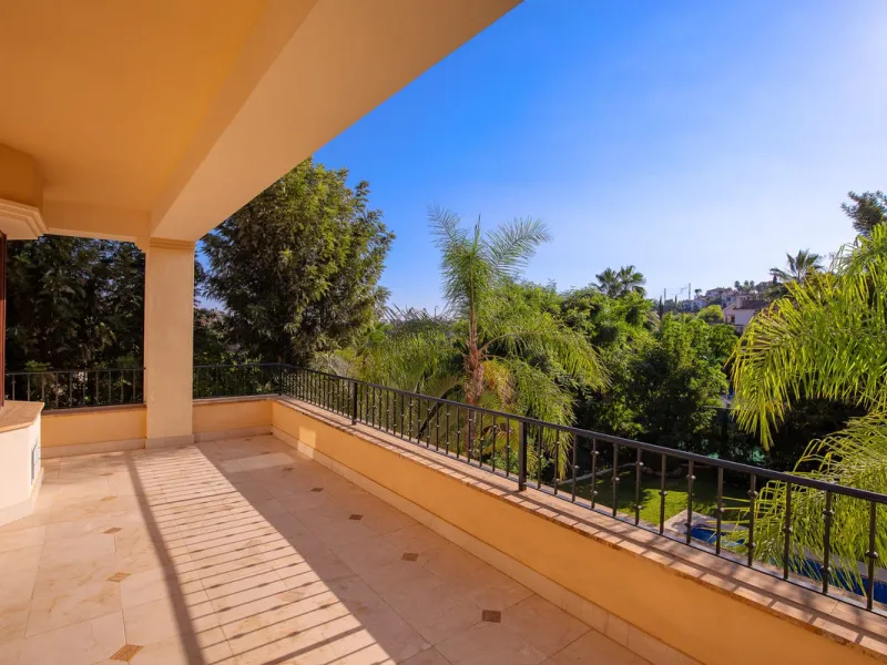 The transition from an apartment to a house, or from a bustling city to a residential area, is something many of us have experienced at some point in our lives. You might be one of these individuals, or perhaps you're coming from another home near a golf 