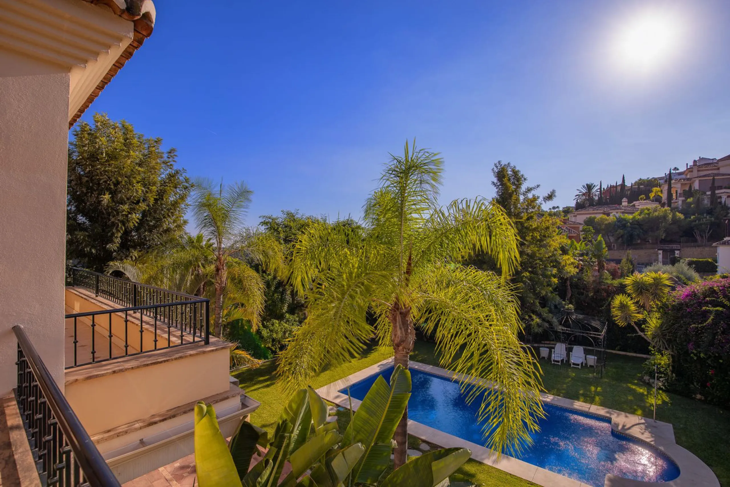 The transition from an apartment to a house, or from a bustling city to a residential area, is something many of us have experienced at some point in our lives. You might be one of these individuals, or perhaps you're coming from another home near a golf 