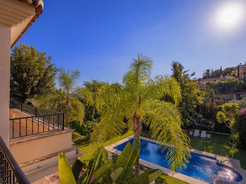 The transition from an apartment to a house, or from a bustling city to a residential area, is something many of us have experienced at some point in our lives. You might be one of these individuals, or perhaps you're coming from another home near a golf 