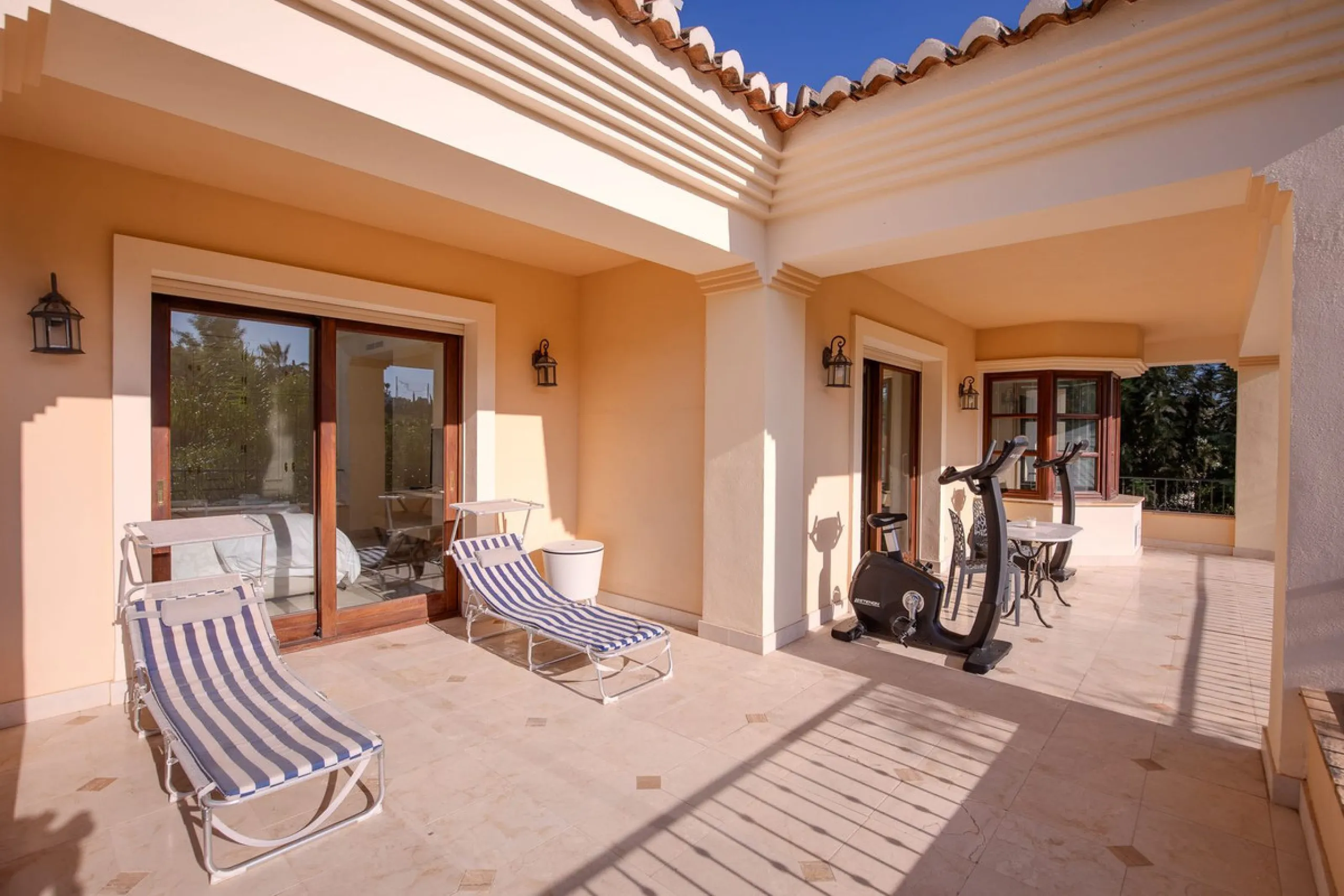 The transition from an apartment to a house, or from a bustling city to a residential area, is something many of us have experienced at some point in our lives. You might be one of these individuals, or perhaps you're coming from another home near a golf 