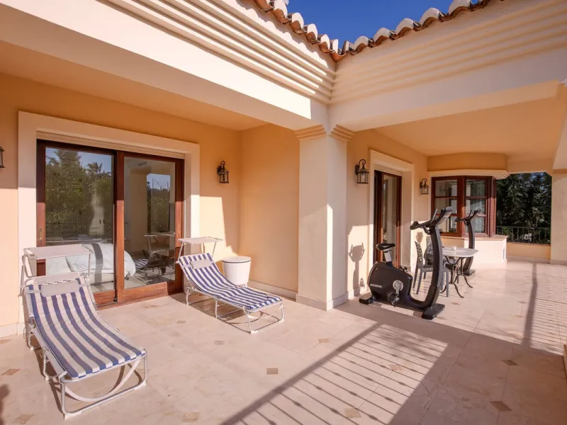 The transition from an apartment to a house, or from a bustling city to a residential area, is something many of us have experienced at some point in our lives. You might be one of these individuals, or perhaps you're coming from another home near a golf 