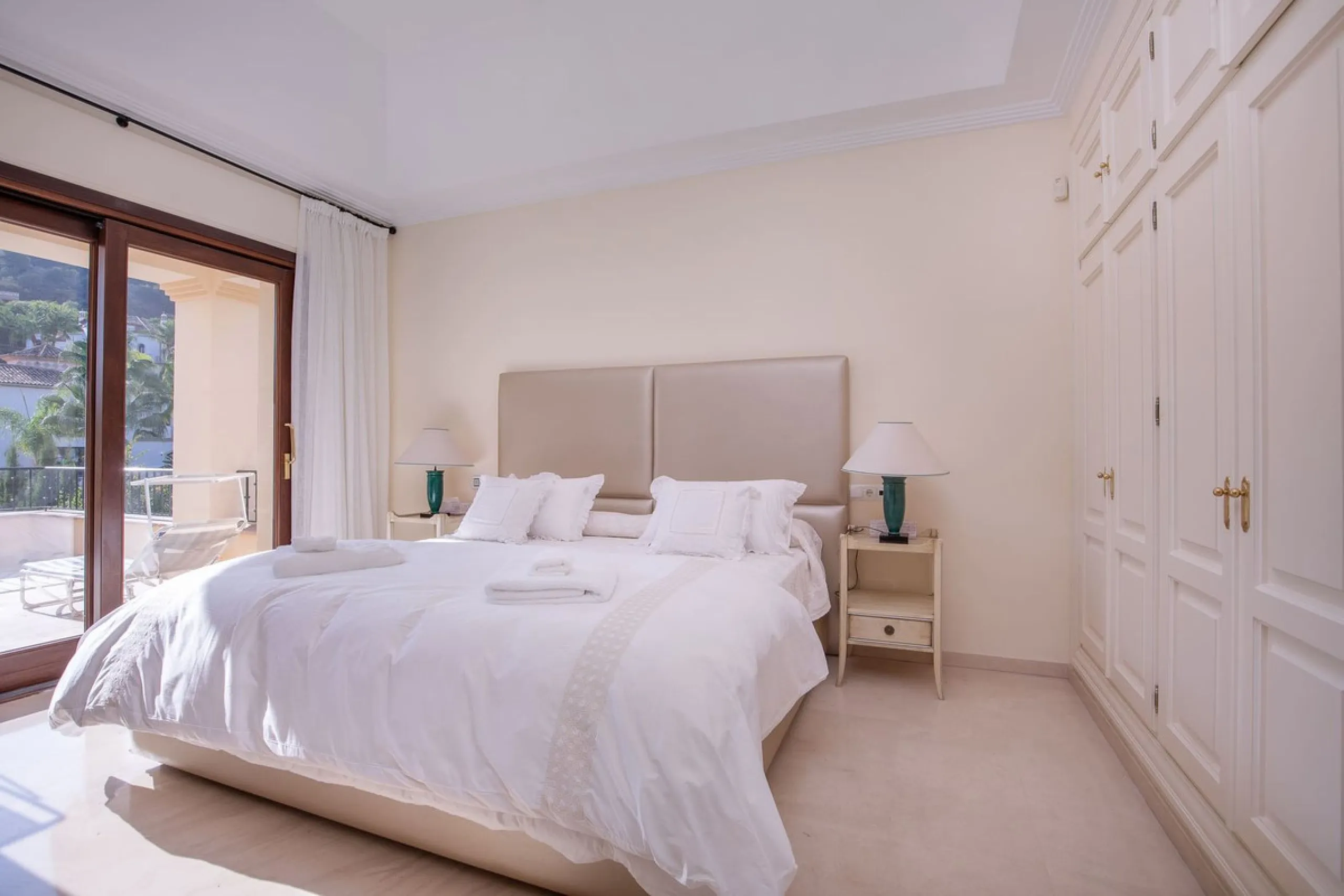 The transition from an apartment to a house, or from a bustling city to a residential area, is something many of us have experienced at some point in our lives. You might be one of these individuals, or perhaps you're coming from another home near a golf 