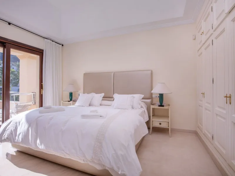 The transition from an apartment to a house, or from a bustling city to a residential area, is something many of us have experienced at some point in our lives. You might be one of these individuals, or perhaps you're coming from another home near a golf 
