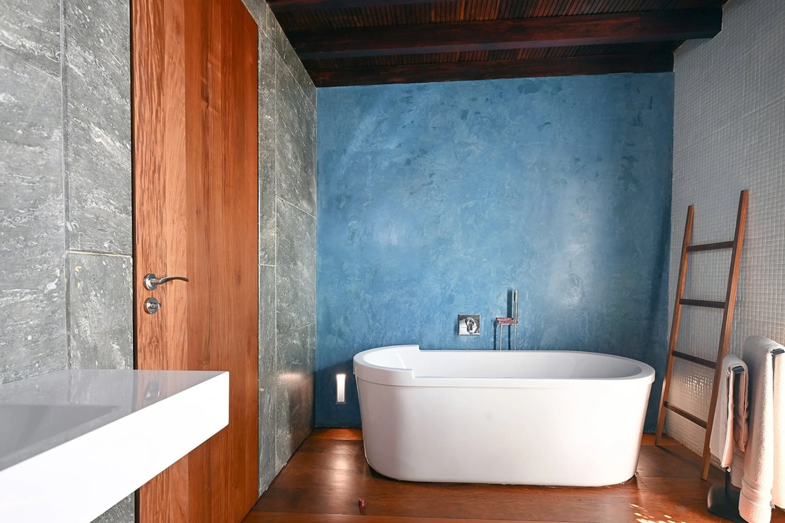 In the heart of Málaga's historic center, this absolutely exceptional property is located. The building, constructed in 1900, was rehabilitated by a renowned Spanish architect, respecting its original essence while incorporating high-quality finishes and 