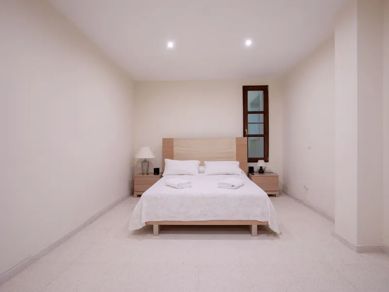 The transition from an apartment to a house, or from a bustling city to a residential area, is something many of us have experienced at some point in our lives. You might be one of these individuals, or perhaps you're coming from another home near a golf 