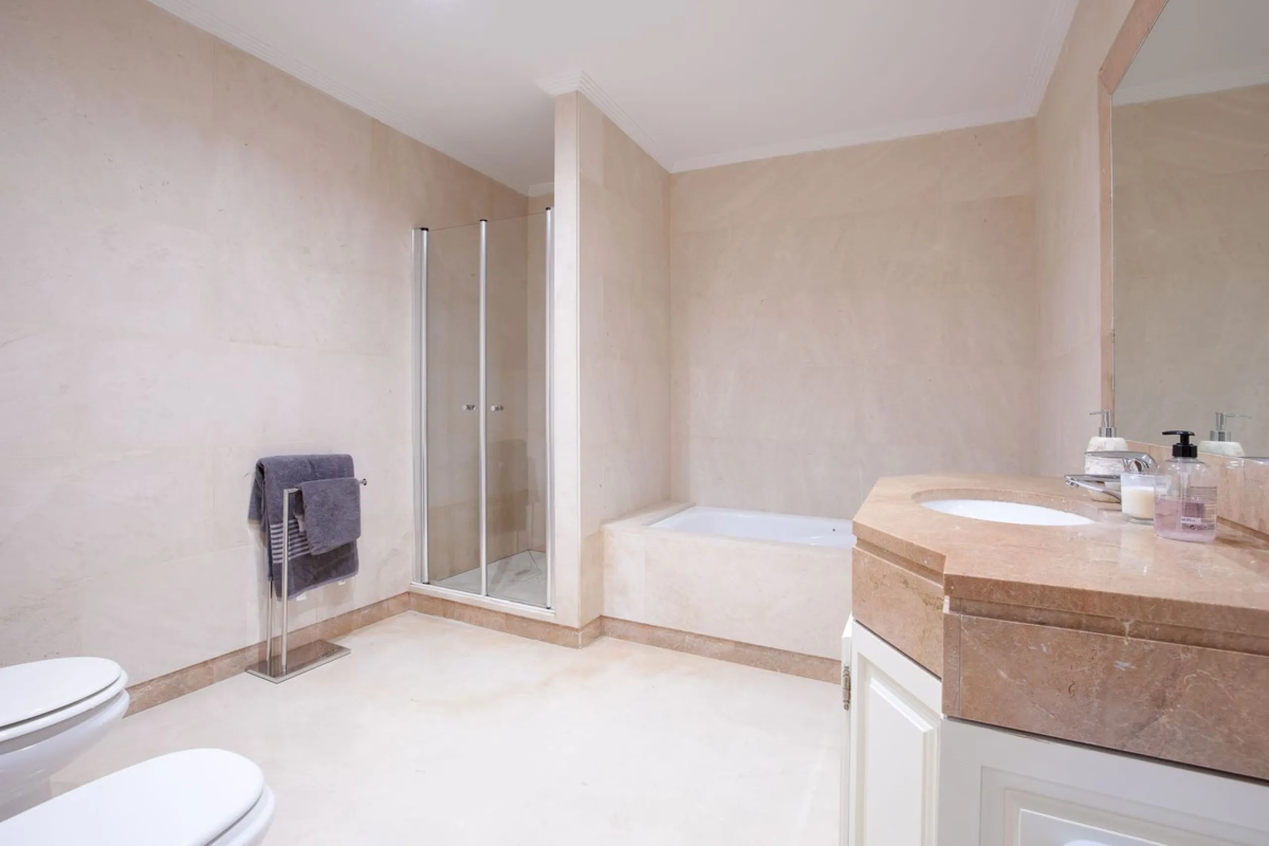 The transition from an apartment to a house, or from a bustling city to a residential area, is something many of us have experienced at some point in our lives. You might be one of these individuals, or perhaps you're coming from another home near a golf 