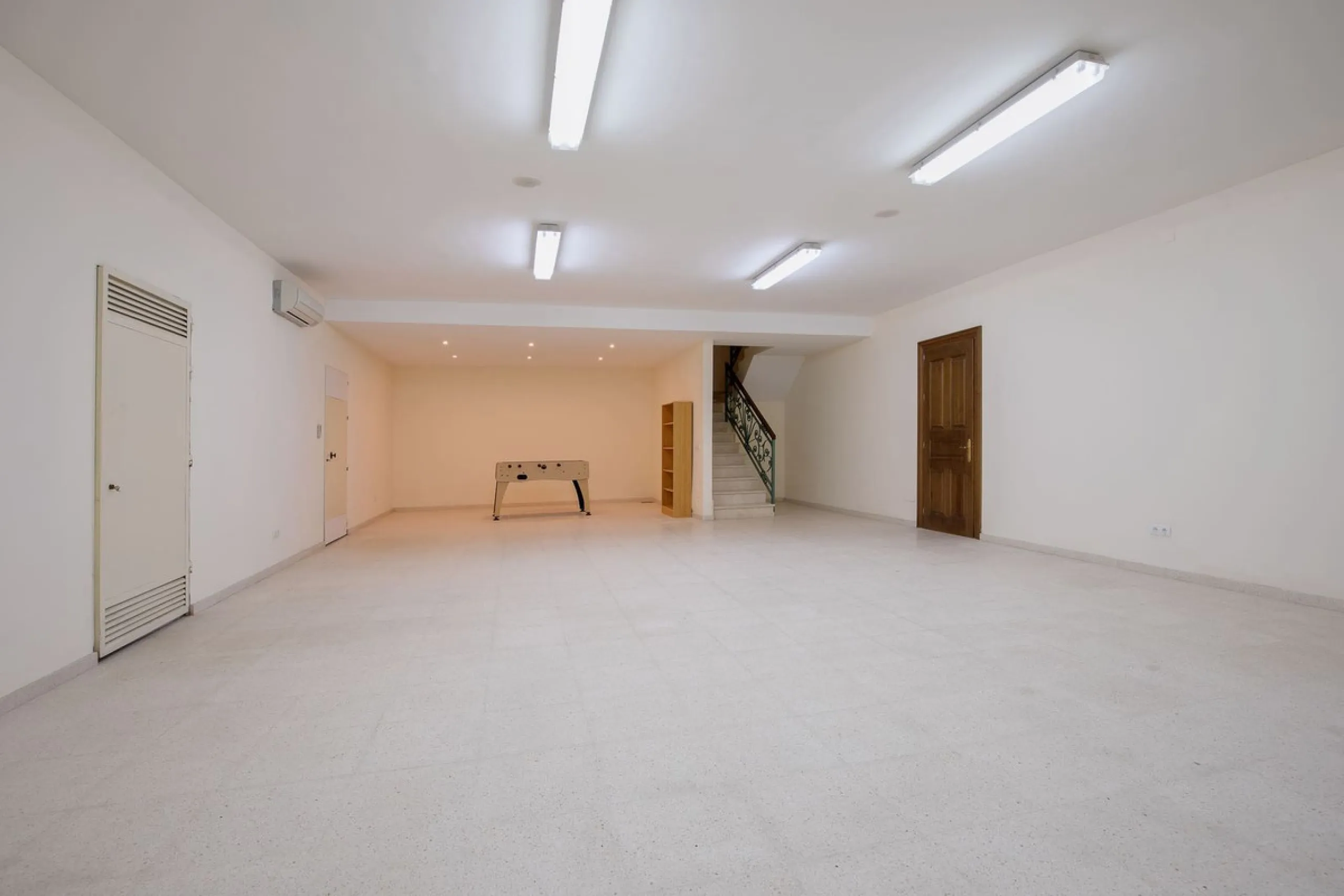 The transition from an apartment to a house, or from a bustling city to a residential area, is something many of us have experienced at some point in our lives. You might be one of these individuals, or perhaps you're coming from another home near a golf 