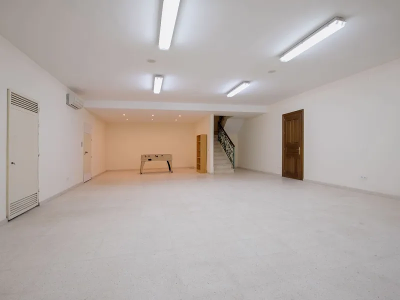 The transition from an apartment to a house, or from a bustling city to a residential area, is something many of us have experienced at some point in our lives. You might be one of these individuals, or perhaps you're coming from another home near a golf 