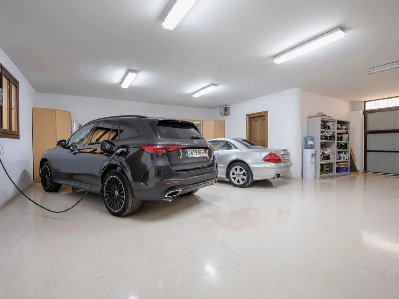 The transition from an apartment to a house, or from a bustling city to a residential area, is something many of us have experienced at some point in our lives. You might be one of these individuals, or perhaps you're coming from another home near a golf 