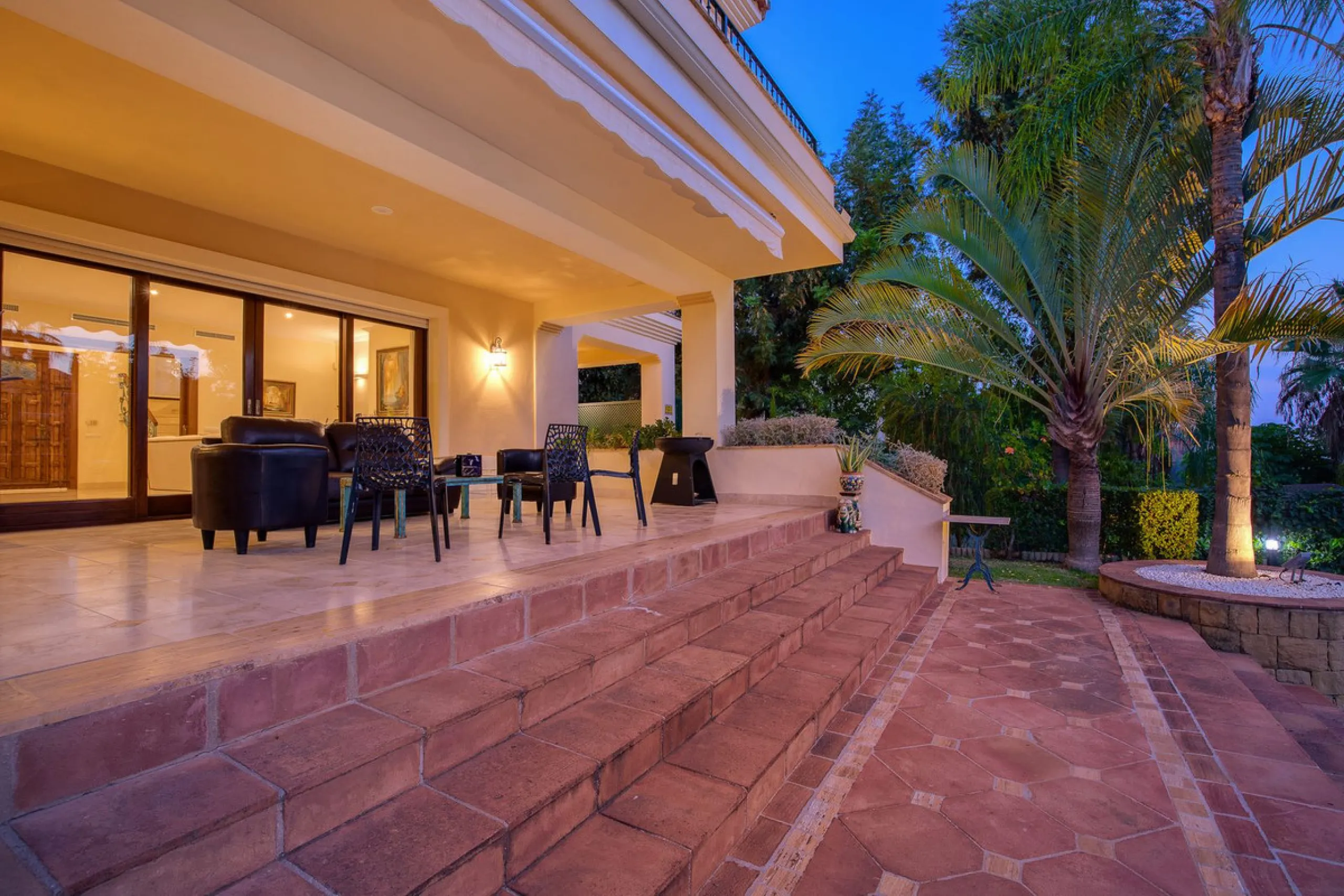 The transition from an apartment to a house, or from a bustling city to a residential area, is something many of us have experienced at some point in our lives. You might be one of these individuals, or perhaps you're coming from another home near a golf 