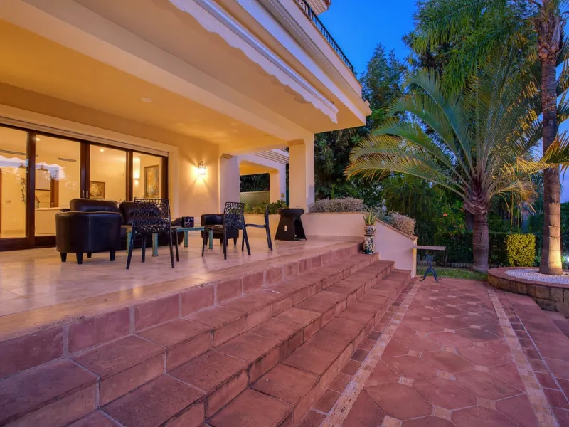 The transition from an apartment to a house, or from a bustling city to a residential area, is something many of us have experienced at some point in our lives. You might be one of these individuals, or perhaps you're coming from another home near a golf 