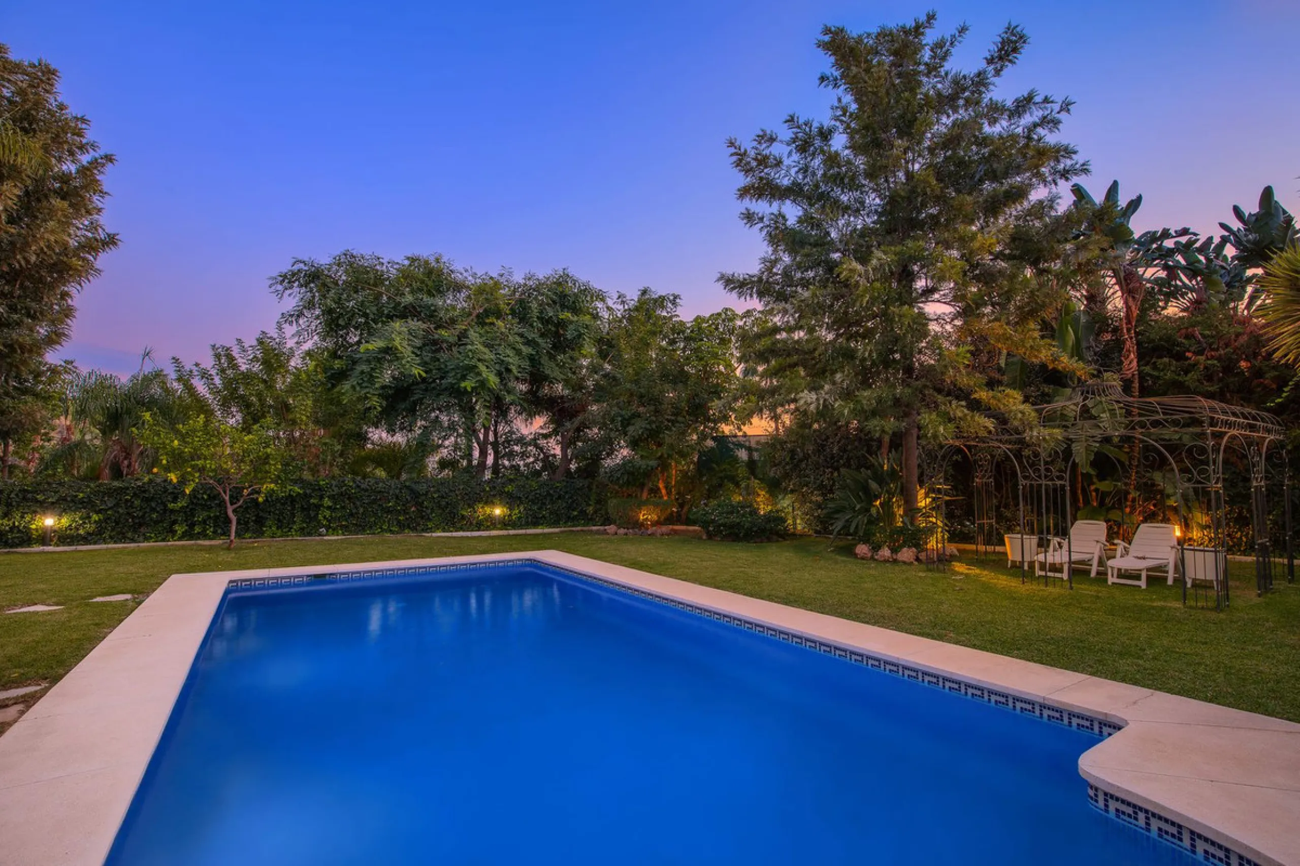 The transition from an apartment to a house, or from a bustling city to a residential area, is something many of us have experienced at some point in our lives. You might be one of these individuals, or perhaps you're coming from another home near a golf 