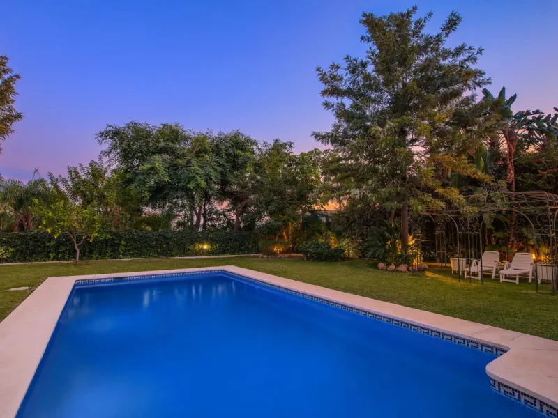 The transition from an apartment to a house, or from a bustling city to a residential area, is something many of us have experienced at some point in our lives. You might be one of these individuals, or perhaps you're coming from another home near a golf 