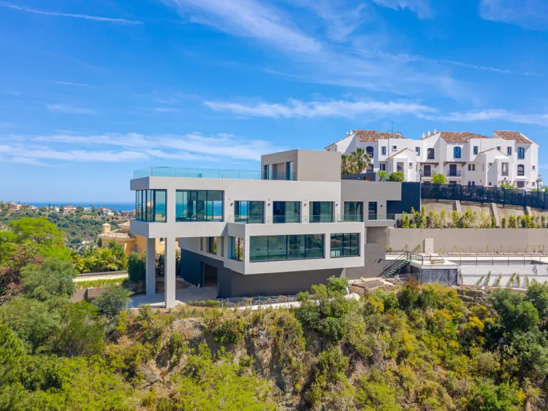 Stunning Modern Villa with 7 Bedrooms and Panoramic Sea and Mountain Views in Los Arqueros, Benahavís