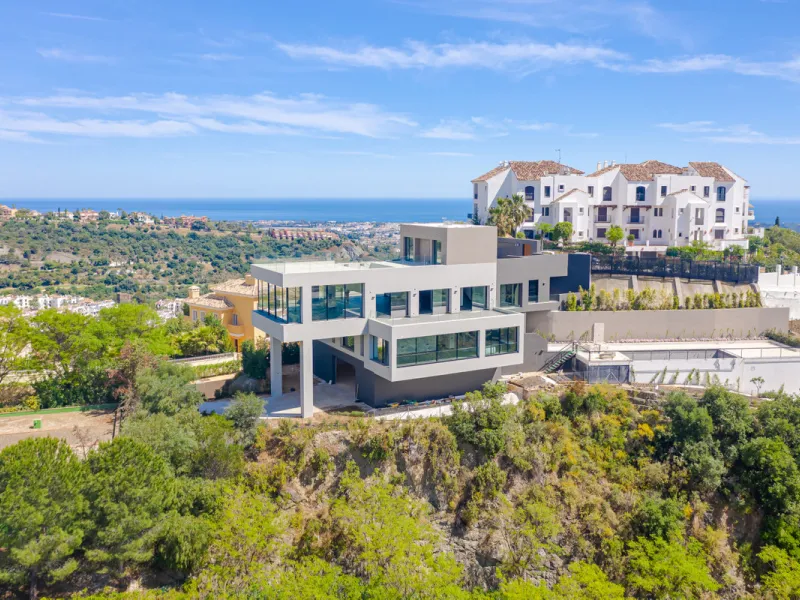 Stunning Modern Villa with 7 Bedrooms and Panoramic Sea and Mountain Views in Los Arqueros, Benahavís