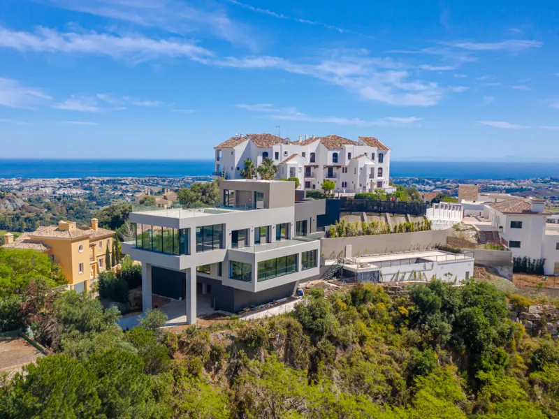 Stunning Modern Villa with 7 Bedrooms and Panoramic Sea and Mountain Views in Los Arqueros, Benahavís
