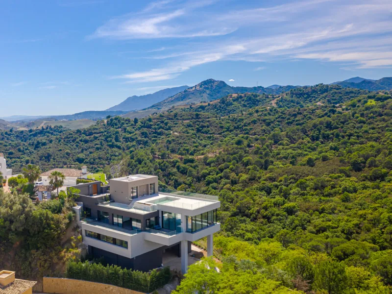 Stunning Modern Villa with 7 Bedrooms and Panoramic Sea and Mountain Views in Los Arqueros, Benahavís