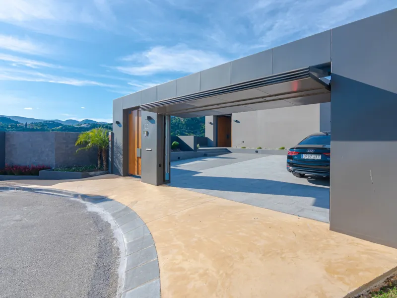 Stunning Modern Villa with 7 Bedrooms and Panoramic Sea and Mountain Views in Los Arqueros, Benahavís