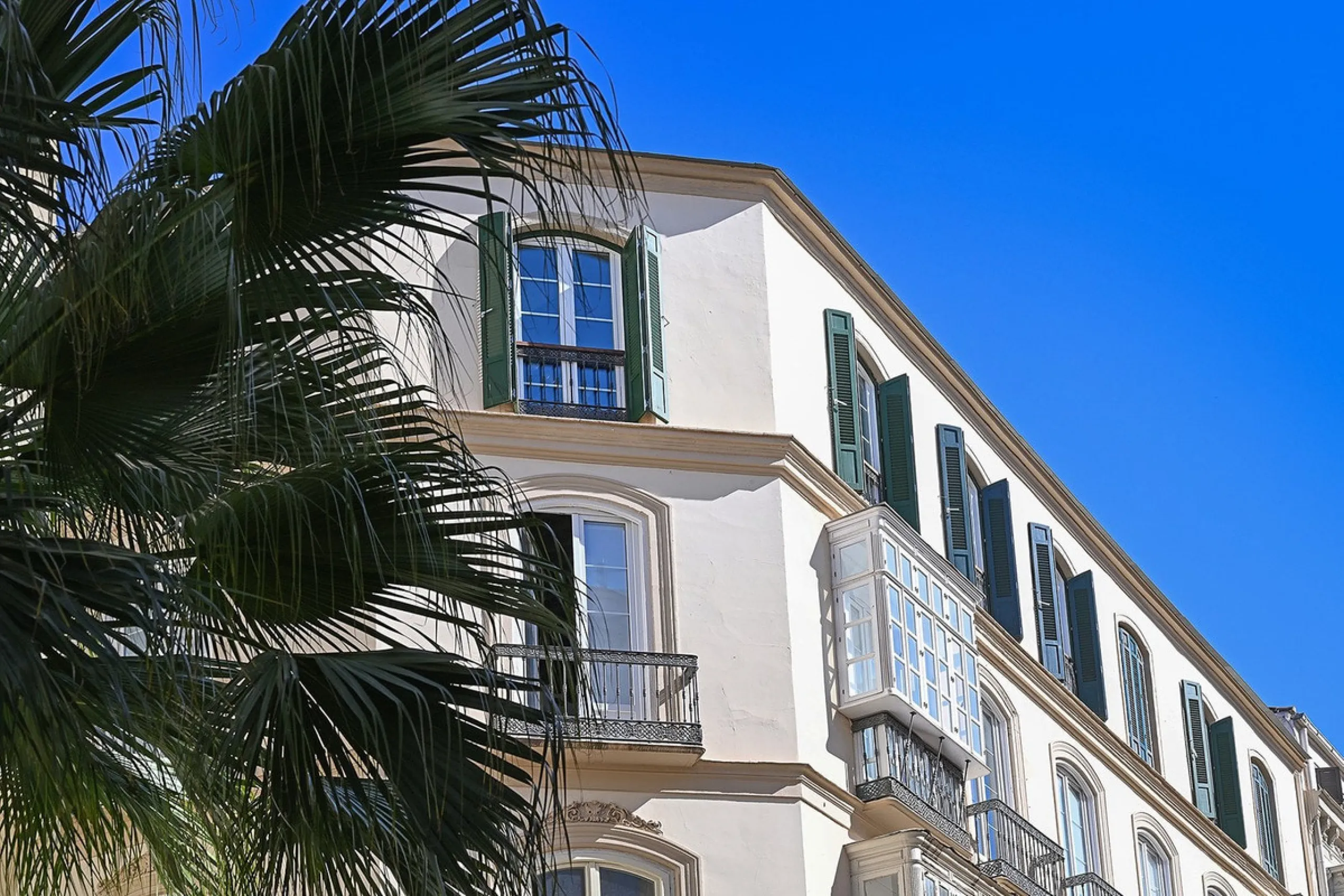 In the heart of Málaga's historic center, this absolutely exceptional property is located. The building, constructed in 1900, was rehabilitated by a renowned Spanish architect, respecting its original essence while incorporating high-quality finishes and 